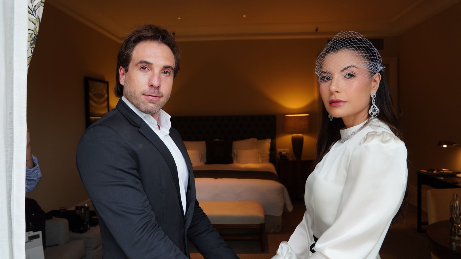 O ícone Palácio Tangará sela o encontro de um dos casais mais influentes da capital paulista em evento badalado A capital paulista ainda reverbera um encontro que parou o Palácio Tangará. Não se tratou apenas de um evento social, mas de um manifesto de força feminina que movimentou o eixo São Paulo-Norte-Europa, provando que a inovação mais potente nasce, invariavelmente, do resgate dos rituais. No último dia 10 de março, às 15 horas, Clara Medeiros não apenas serviu um chá; ela orquestrou um ecossistema de afeto e poder que reuniu 24 mulheres, entre amigas mais íntimas e madrinhas, em uma tarde que ficará marcada para sempre, como descreve Clara: ‘É muito gostoso ver quase 25 mulheres diversas, de regiões diferentes, de estados diferentes, de países diferentes.’ O cenário não poderia ser outro: o Palácio Tangará, refúgio de sofisticação cercado pelos jardins de Burle Marx, local que guarda a memória afetiva do pedido de casamento feito pelo estrategista Daniel Cavaretti em um jantar que, até então, parecia "normal". Esse retorno ao Palácio simboliza o fechamento de um ciclo e a abertura de outro, onde a mesa deixa de ser apenas um móvel para se tornar uma plataforma de diplomacia cultural.