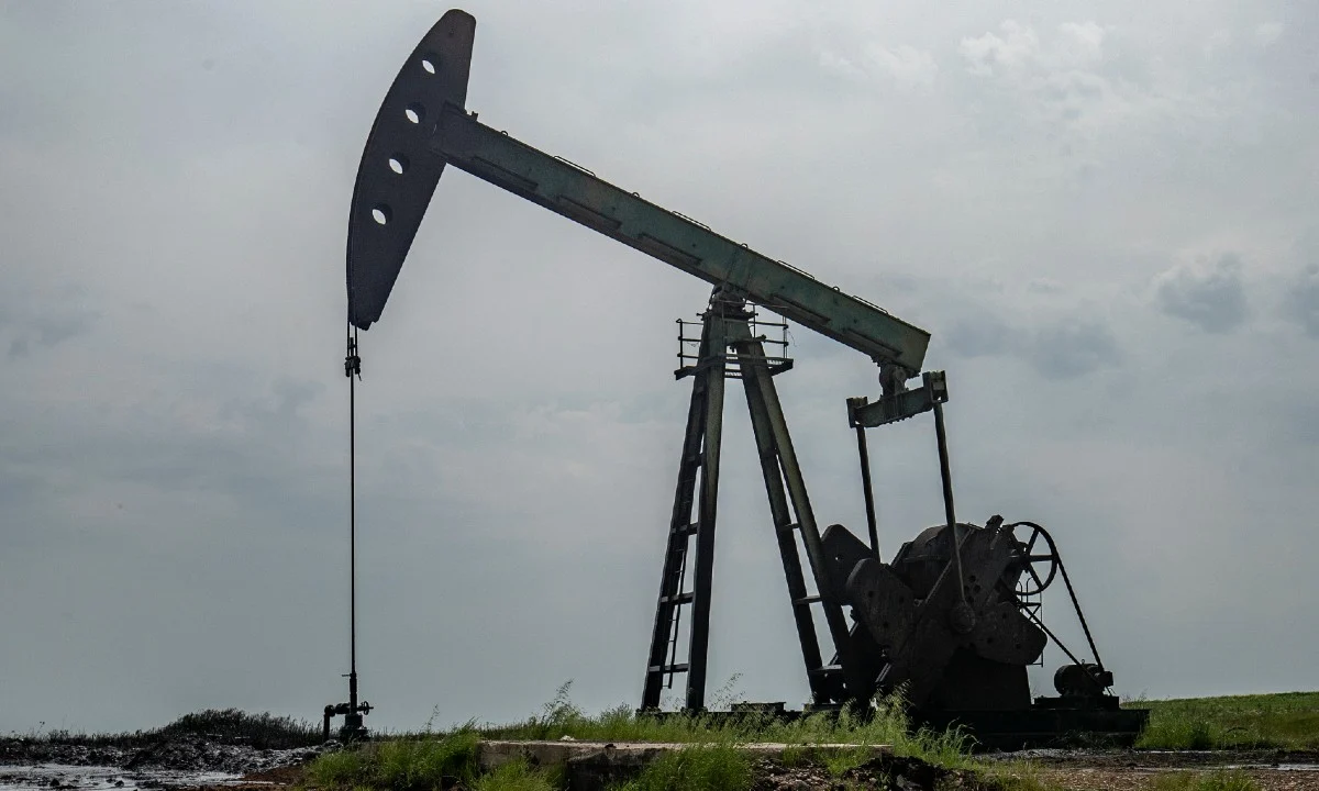 Preço do petróleo fica perto de US$ 100, mas está em queda nesta terça