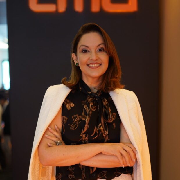 CLIMEX em Brasília: a urgência da saúde metabólica no climatério A revolução no cuidado feminino integra ciência e biodiversidade para devolver o protagonismo às mulheres brasileiras Brasília deixa de ser apenas o centro do poder para se tornar o epicentro de uma urgência biológica e econômica. A chegada do conceito CLIMEX® à capital traz um ultimato: o Brasil não pode mais ignorar o impacto do climatério na produtividade nacional. Segundo o Instituto Esfera e a Unifesp, 1,9 milhão de brasileiras perdem dias de trabalho anualmente por falta de suporte adequado nesta fase. Chega de comemoração passiva; a saúde da mulher exige ação crua e estratégica. O Distrito Federal é o reflexo perfeito desse descompasso, concentrando a maior proporção de mulheres em idade economicamente ativa do país, 72,2%, segundo o IBGE. São profissionais qualificadas e protagonistas de suas histórias que, ao atingirem o auge de suas carreiras, encontram-se "invisíveis" para uma medicina que muitas vezes limita o climatério a ondas de calor. O que está em jogo em Brasília é a quebra dessa invisibilidade. Conforme pontua a Dra. Isabel Martinez: "Brasília concentra um perfil muito específico de mulher: ativa, qualificada, produtiva, e invisível para a medicina quando o assunto é climatério."