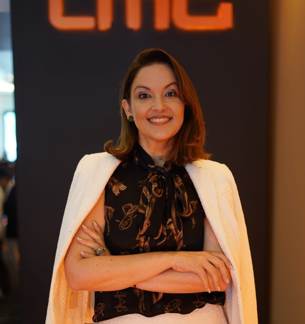 CLIMEX em Brasília: a urgência da saúde metabólica no climatério A revolução no cuidado feminino integra ciência e biodiversidade para devolver o protagonismo às mulheres brasileiras Brasília deixa de ser apenas o centro do poder para se tornar o epicentro de uma urgência biológica e econômica. A chegada do conceito CLIMEX® à capital traz um ultimato: o Brasil não pode mais ignorar o impacto do climatério na produtividade nacional. Segundo o Instituto Esfera e a Unifesp, 1,9 milhão de brasileiras perdem dias de trabalho anualmente por falta de suporte adequado nesta fase. Chega de comemoração passiva; a saúde da mulher exige ação crua e estratégica. O Distrito Federal é o reflexo perfeito desse descompasso, concentrando a maior proporção de mulheres em idade economicamente ativa do país, 72,2%, segundo o IBGE. São profissionais qualificadas e protagonistas de suas histórias que, ao atingirem o auge de suas carreiras, encontram-se "invisíveis" para uma medicina que muitas vezes limita o climatério a ondas de calor. O que está em jogo em Brasília é a quebra dessa invisibilidade. Conforme pontua a Dra. Isabel Martinez: "Brasília concentra um perfil muito específico de mulher: ativa, qualificada, produtiva, e invisível para a medicina quando o assunto é climatério."