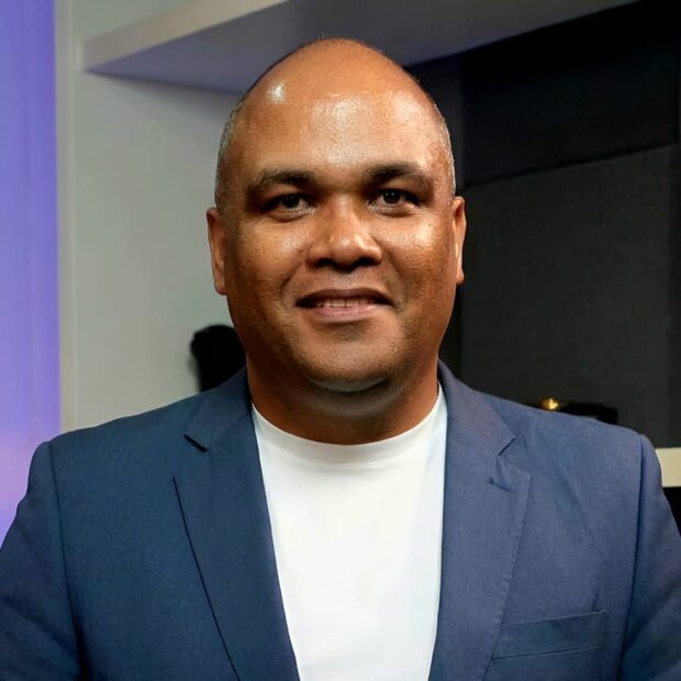 João Costa estreia como colunista na Revista AnaMaria A voz estratégica que humaniza a saúde no coração do Brasil democratiza o bem-estar com credibilidade O cenário do colunismo social e de serviço no Brasil tem ganhado um novo fôlego que vai muito além do entretenimento passageiro. Em um momento onde a desinformação em saúde atinge picos alarmantes, segundo dados recentes da Organização Mundial da Saúde (OMS), a infodemia ainda é um dos maiores desafios globais, a chegada de vozes experientes a veículos de grande massa não é apenas uma notícia setorial. É um movimento estratégico de utilidade pública que coloca a precisão técnica e a empatia no centro da conversa doméstica brasileira, a saúde mental. O Brasil possui um dos maiores mercados de revistas femininas e de comportamento do mundo, mas a carência de pontes seguras entre o conhecimento científico e o cidadão comum ainda é um hiato a ser preenchido. A democratização da informação de bem-estar demanda mais do que dados; exige narrativa, contexto e, acima de tudo, credibilidade. É neste vácuo que a comunicação humanizada deixa de ser um diferencial para se tornar um requisito de sobrevivência para veículos que buscam manter sua relevância e autoridade perante um público cada vez mais exigente. Neste panorama de transformação, o jornalista e relações públicas João Costa assume um papel protagonista ao estrear sua nova coluna na Revista AnaMaria. Com uma trajetória sólida de mais de 20 anos, João não é apenas um rosto novo na banca, mas um estrategista da comunicação que carrega a bagagem de quem já coordenou o Observatório da Comunicação Institucional e articulou diálogos fundamentais no Instituto Palavra Aberta. Sua atuação, que já transpõe fronteiras com colunas em Nova York, Madri e Flórida, agora se volta para o coração do lar brasileiro, focando na saúde e na qualidade de vida.