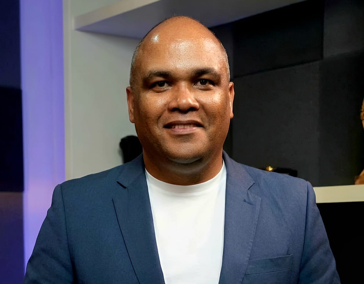 João Costa estreia como colunista na Revista AnaMaria A voz estratégica que humaniza a saúde no coração do Brasil democratiza o bem-estar com credibilidade O cenário do colunismo social e de serviço no Brasil tem ganhado um novo fôlego que vai muito além do entretenimento passageiro. Em um momento onde a desinformação em saúde atinge picos alarmantes, segundo dados recentes da Organização Mundial da Saúde (OMS), a infodemia ainda é um dos maiores desafios globais, a chegada de vozes experientes a veículos de grande massa não é apenas uma notícia setorial. É um movimento estratégico de utilidade pública que coloca a precisão técnica e a empatia no centro da conversa doméstica brasileira, a saúde mental. O Brasil possui um dos maiores mercados de revistas femininas e de comportamento do mundo, mas a carência de pontes seguras entre o conhecimento científico e o cidadão comum ainda é um hiato a ser preenchido. A democratização da informação de bem-estar demanda mais do que dados; exige narrativa, contexto e, acima de tudo, credibilidade. É neste vácuo que a comunicação humanizada deixa de ser um diferencial para se tornar um requisito de sobrevivência para veículos que buscam manter sua relevância e autoridade perante um público cada vez mais exigente. Neste panorama de transformação, o jornalista e relações públicas João Costa assume um papel protagonista ao estrear sua nova coluna na Revista AnaMaria. Com uma trajetória sólida de mais de 20 anos, João não é apenas um rosto novo na banca, mas um estrategista da comunicação que carrega a bagagem de quem já coordenou o Observatório da Comunicação Institucional e articulou diálogos fundamentais no Instituto Palavra Aberta. Sua atuação, que já transpõe fronteiras com colunas em Nova York, Madri e Flórida, agora se volta para o coração do lar brasileiro, focando na saúde e na qualidade de vida.