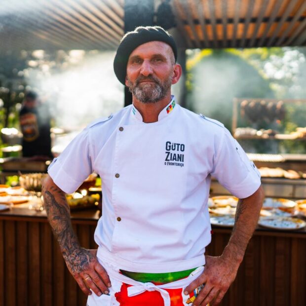 Guto Ziani e a reinvenção estratégica do churrasco brasileiro Da fronteira para a alta gastronomia: como a disciplina do boxe e a visão de mercado transformaram o churrasco gaúcho em um modelo de negócio bilionário e educativo Chega de tratar o churrasco apenas como um evento de final de semana; o que estamos testemunhando hoje, é a elevação do rústico ao patamar da alta gestão gastronômica. Em um mercado que movimenta bilhões e exige cada vez mais especialização, não há mais espaço para o amadorismo mascarado de tradição. O fogo, antes ferramenta de subsistência, tornou-se o elemento central de uma engrenagem econômica que demanda técnica apurada, visão de negócio e, acima de tudo, uma narrativa humanizada que conecte o campo à mesa de forma sofisticada. O cenário gastronômico brasileiro atravessa uma metamorfose profunda, onde o setor de alimentação fora do lar projeta um crescimento robusto de 4,5% para este ano, segundo dados da ANR (Associação Nacional de Restaurantes). No entanto, o verdadeiro diferencial não está apenas no faturamento, mas na capacidade de transformar commodities em experiências de luxo. A carne bovina premium, que já representa uma fatia significativa das exportações brasileiras, agora encontra no mercado interno um público disposto a investir não apenas no corte, mas no saber fazer que envolve genética, maturação e o domínio absoluto da brasa. Nesse tabuleiro de alta performance, surge a figura de Augusto Ziani Mendes, conhecido nacionalmente como Guto Ziani. Natural de Santana do Livramento, no Rio Grande do Sul, o coração da tríplice fronteira entre Brasil, Uruguai e Argentina, Ziani carrega no DNA a cultura do pampa. Aos 48 anos, ele não é apenas um chef parrillero; é um estrategista que soube converter uma trajetória multifacetada, que inclui passagens como pedreiro e pugilista, em uma disciplina inabalável aplicada à gastronomia. "Minha história não é feita apenas de vitórias, mas de cada tijolo que assentei e de cada round que suportei; foi essa resiliência que levei para a beira da parrilla para transformar o simples em extraordinário", afirma o empresário