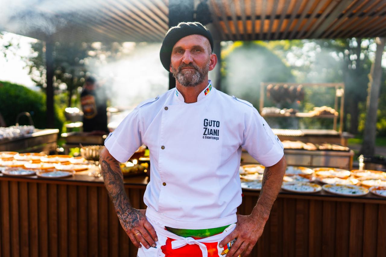 Guto Ziani e a reinvenção estratégica do churrasco brasileiro Da fronteira para a alta gastronomia: como a disciplina do boxe e a visão de mercado transformaram o churrasco gaúcho em um modelo de negócio bilionário e educativo Chega de tratar o churrasco apenas como um evento de final de semana; o que estamos testemunhando hoje, é a elevação do rústico ao patamar da alta gestão gastronômica. Em um mercado que movimenta bilhões e exige cada vez mais especialização, não há mais espaço para o amadorismo mascarado de tradição. O fogo, antes ferramenta de subsistência, tornou-se o elemento central de uma engrenagem econômica que demanda técnica apurada, visão de negócio e, acima de tudo, uma narrativa humanizada que conecte o campo à mesa de forma sofisticada. O cenário gastronômico brasileiro atravessa uma metamorfose profunda, onde o setor de alimentação fora do lar projeta um crescimento robusto de 4,5% para este ano, segundo dados da ANR (Associação Nacional de Restaurantes). No entanto, o verdadeiro diferencial não está apenas no faturamento, mas na capacidade de transformar commodities em experiências de luxo. A carne bovina premium, que já representa uma fatia significativa das exportações brasileiras, agora encontra no mercado interno um público disposto a investir não apenas no corte, mas no saber fazer que envolve genética, maturação e o domínio absoluto da brasa. Nesse tabuleiro de alta performance, surge a figura de Augusto Ziani Mendes, conhecido nacionalmente como Guto Ziani. Natural de Santana do Livramento, no Rio Grande do Sul, o coração da tríplice fronteira entre Brasil, Uruguai e Argentina, Ziani carrega no DNA a cultura do pampa. Aos 48 anos, ele não é apenas um chef parrillero; é um estrategista que soube converter uma trajetória multifacetada, que inclui passagens como pedreiro e pugilista, em uma disciplina inabalável aplicada à gastronomia. "Minha história não é feita apenas de vitórias, mas de cada tijolo que assentei e de cada round que suportei; foi essa resiliência que levei para a beira da parrilla para transformar o simples em extraordinário", afirma o empresário