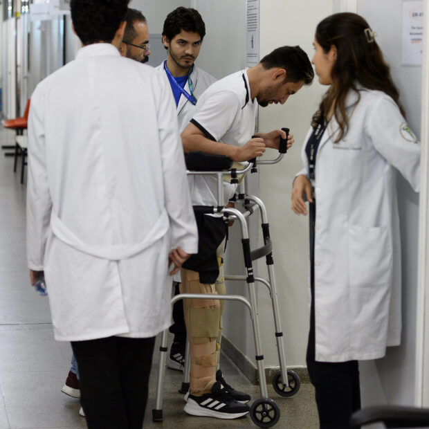 paciente volta a andar na policlínica de taguatinga. foto matheus oliviera agência saúde df (2)