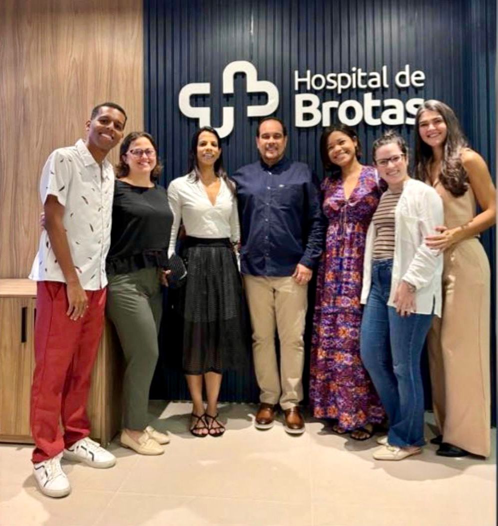 Hospital de Brotas abre programa de residência médica O Hospital de Brotas inicia a primeira turma do Programa de Residência Médica em Clínica Médica aprovado pelo MEC O cenário da saúde na Bahia assiste a uma virada de chave que redefine o conceito de excelência assistencial e acadêmica. O Hospital de Brotas (HB), com menos de dois anos de operação plena, rompe a barreira da assistência convencional para se tornar um celeiro de especialistas. A aprovação unânime e sem ressalvas pelo Ministério da Educação (MEC) para o seu primeiro Programa de Residência Médica em Clínica Médica não é apenas uma conquista burocrática; é o selo de que a unidade atingiu a maturidade estratégica necessária para moldar o futuro da medicina no estado. O Brasil enfrenta um desafio crônico na distribuição e na qualidade da formação especializada, e Salvador sente esse reflexo diretamente na ponta do atendimento. Nesse contexto, o movimento do Hospital de Brotas ganha uma relevância que ultrapassa suas paredes. Ao abrir três vagas para uma imersão de dois anos em Clínica Médica, a instituição não está apenas preenchendo escalas, mas elevando o padrão de rigor técnico em um ambiente de treinamento em serviço. Como bem pontua o Dr. Ricardo Madureira, Diretor Médico do Hospital de Brotas, o acúmulo de conhecimento nesses 24 meses equivale a décadas de esforço autônomo, tamanha é a densidade da prática supervisionada.