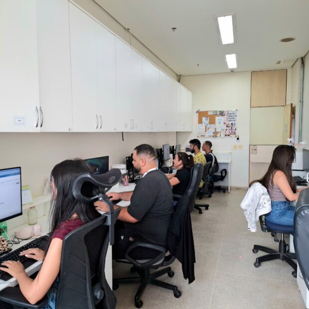 equipe da farmácia clínica avaliando as prescrições