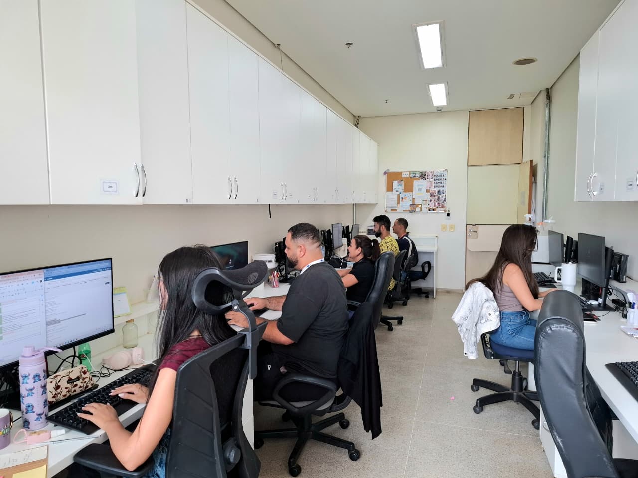 equipe da farmácia clínica avaliando as prescrições