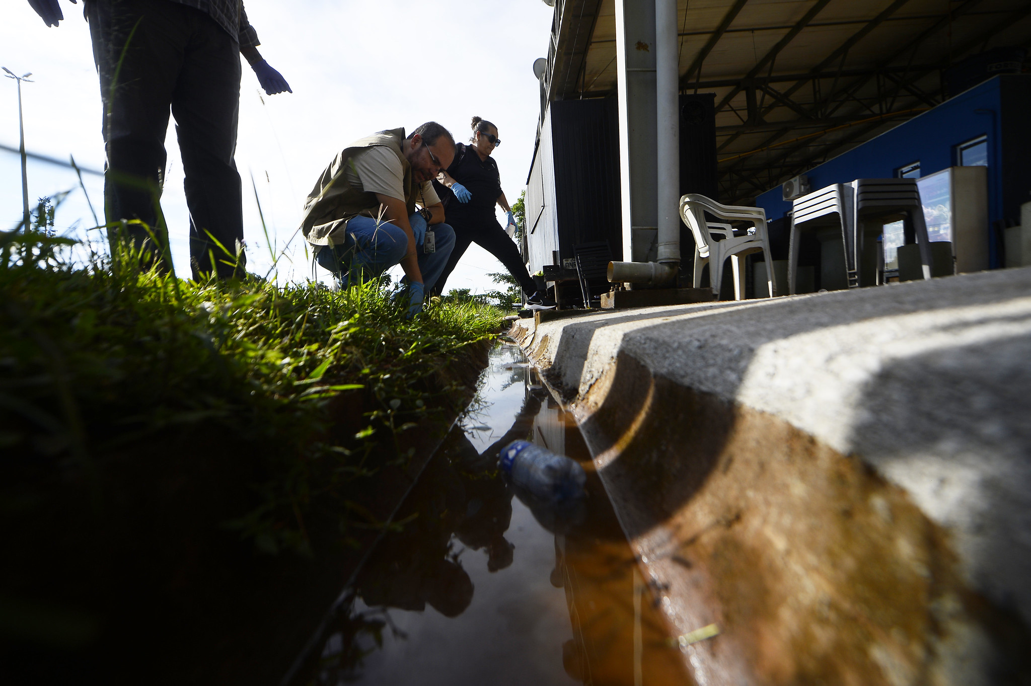 18032026 ação conjunta da divisa e dival no centro de apoio aos taxistas no aeroporto fotos matheus oliveira agência saúde df (1)
