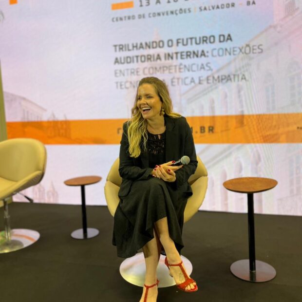 Maternidade vira diferencial competitivo e impulsiona novas lideranças femininas Luciana Fialho destaca como escuta, clareza e inteligência emocional ganharam peso no mercado e passaram a definir autoridade profissional A maternidade no ambiente corporativo exige hoje uma leitura crua e estratégica. Por décadas, o mercado olhou para a gestação como um hiato na produtividade, um "problema" a ser gerido pelo RH, mas o jogo mudou drasticamente em 2026. O que antes era lido como interrupção, agora é decodificado como um treinamento intensivo de gestão de crises, negociação de alto impacto e inteligência emocional aplicada. O cenário global não deixa margem para dúvidas, já que dados do Fórum Econômico Mundial reiteram que a empatia e a tomada de decisão sob pressão são as moedas de troca mais valiosas da década. No Brasil, o avanço tecnológico acelerado por IAs tornou as competências exclusivamente humanas o maior diferencial competitivo de uma empresa. Segundo levantamentos da UN Women, mulheres que equilibram carreira e filhos desenvolvem uma capacidade de síntese e priorização que supera, em muitos casos, perfis técnicos lineares que nunca foram testados pelo caos doméstico.