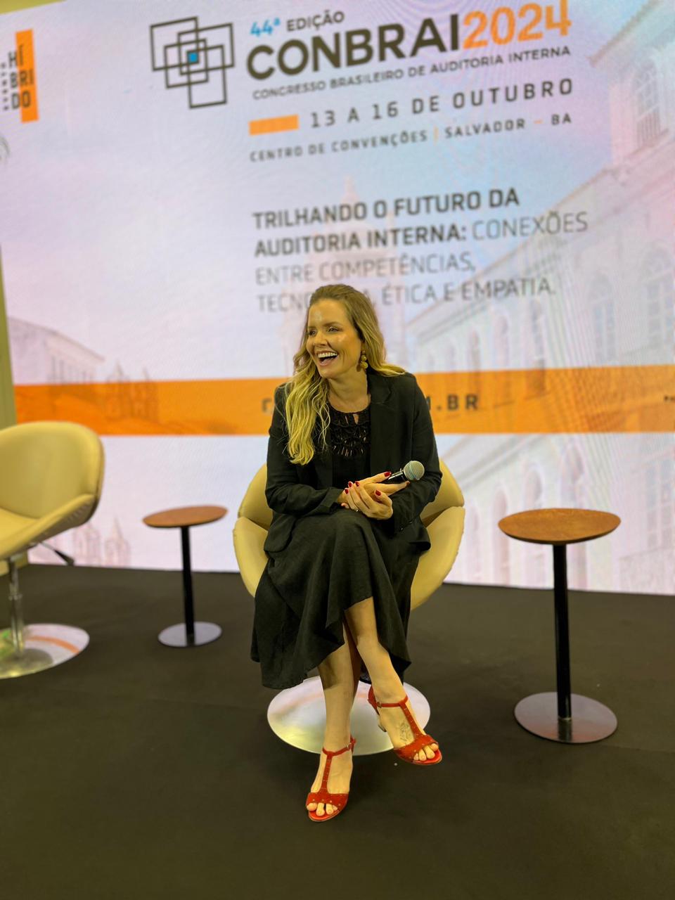 Maternidade vira diferencial competitivo e impulsiona novas lideranças femininas Luciana Fialho destaca como escuta, clareza e inteligência emocional ganharam peso no mercado e passaram a definir autoridade profissional A maternidade no ambiente corporativo exige hoje uma leitura crua e estratégica. Por décadas, o mercado olhou para a gestação como um hiato na produtividade, um "problema" a ser gerido pelo RH, mas o jogo mudou drasticamente em 2026. O que antes era lido como interrupção, agora é decodificado como um treinamento intensivo de gestão de crises, negociação de alto impacto e inteligência emocional aplicada. O cenário global não deixa margem para dúvidas, já que dados do Fórum Econômico Mundial reiteram que a empatia e a tomada de decisão sob pressão são as moedas de troca mais valiosas da década. No Brasil, o avanço tecnológico acelerado por IAs tornou as competências exclusivamente humanas o maior diferencial competitivo de uma empresa. Segundo levantamentos da UN Women, mulheres que equilibram carreira e filhos desenvolvem uma capacidade de síntese e priorização que supera, em muitos casos, perfis técnicos lineares que nunca foram testados pelo caos doméstico.