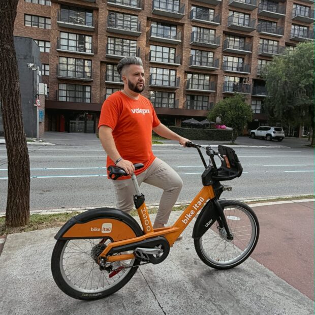 Da alimentação ao transporte: a mobilidade na era do pix Depois de inovar no setor de benefícios alimentares, a Valepix lança a Carteira de Mobilidade Programável e amplia o debate sobre como administrar deslocamentos nas cidades modernas A distância entre o seu colaborador e o destino final não é mais apenas um desafio logístico, é uma decisão financeira crítica. O tempo de aceitar a ineficiência como um "mal necessário" acabou; a mobilidade corporativa exige agora uma execução cirúrgica e inteligente. O modelo de transporte engessado, desenhado há quatro décadas, tornou-se um dreno de produtividade que não comporta mais a velocidade da economia digital e a complexidade das metrópoles brasileiras, que exigem fluidez e não burocracia. O cenário nacional revela uma urgência silenciosa: a multimodalidade é a nova regra de sobrevivência urbana. Segundo dados recentes do setor de mobilidade, o uso de aplicativos e veículos particulares consolidou-se como o eixo central do deslocamento profissional, refletindo um Brasil que não se move mais em linha reta. Com o Pix processando bilhões de transações mensais e tornando-se a infraestrutura invisível do país, manter a gestão de transporte ancorada em vales de papel ou reembolsos lentos é uma miopia estratégica que custa caro ao caixa das organizações. Neste epicentro de transformação, surge a figura de Leandro Colhado, fundador da Valepix. Colhado não entrega apenas uma solução tecnológica; ele propõe uma nova arquitetura para o movimento real. Para o empresário, o debate sobre mobilidade precisa acompanhar a evolução das cidades. “As cidades evoluíram para trajetos multimodais. O profissional hoje combina ônibus, aplicativo, carro ou bicicleta no mesmo deslocamento. A mobilidade programável surge para financiar o movimento real das pessoas e resolver desafios operacionais que a legislação atual simplesmente não contempla”, afirma Leandro.