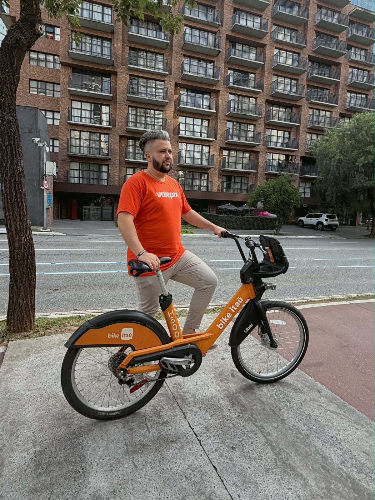 Da alimentação ao transporte: a mobilidade na era do pix Depois de inovar no setor de benefícios alimentares, a Valepix lança a Carteira de Mobilidade Programável e amplia o debate sobre como administrar deslocamentos nas cidades modernas A distância entre o seu colaborador e o destino final não é mais apenas um desafio logístico, é uma decisão financeira crítica. O tempo de aceitar a ineficiência como um "mal necessário" acabou; a mobilidade corporativa exige agora uma execução cirúrgica e inteligente. O modelo de transporte engessado, desenhado há quatro décadas, tornou-se um dreno de produtividade que não comporta mais a velocidade da economia digital e a complexidade das metrópoles brasileiras, que exigem fluidez e não burocracia. O cenário nacional revela uma urgência silenciosa: a multimodalidade é a nova regra de sobrevivência urbana. Segundo dados recentes do setor de mobilidade, o uso de aplicativos e veículos particulares consolidou-se como o eixo central do deslocamento profissional, refletindo um Brasil que não se move mais em linha reta. Com o Pix processando bilhões de transações mensais e tornando-se a infraestrutura invisível do país, manter a gestão de transporte ancorada em vales de papel ou reembolsos lentos é uma miopia estratégica que custa caro ao caixa das organizações. Neste epicentro de transformação, surge a figura de Leandro Colhado, fundador da Valepix. Colhado não entrega apenas uma solução tecnológica; ele propõe uma nova arquitetura para o movimento real. Para o empresário, o debate sobre mobilidade precisa acompanhar a evolução das cidades. “As cidades evoluíram para trajetos multimodais. O profissional hoje combina ônibus, aplicativo, carro ou bicicleta no mesmo deslocamento. A mobilidade programável surge para financiar o movimento real das pessoas e resolver desafios operacionais que a legislação atual simplesmente não contempla”, afirma Leandro.