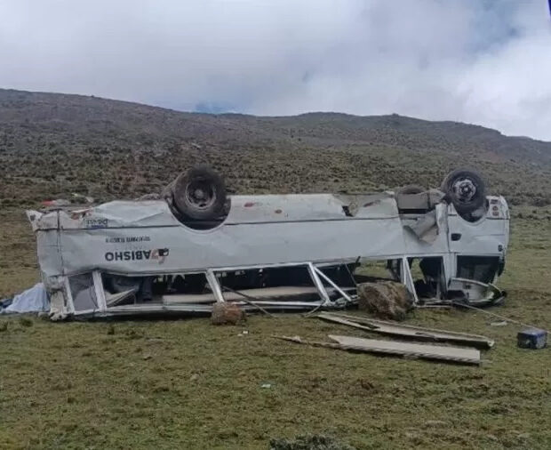 acidente com ônibus turístico deixa ao menos 10 mortos no peru