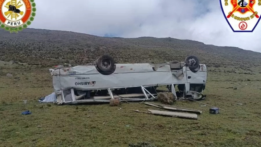 acidente com ônibus turístico deixa ao menos 10 mortos no peru