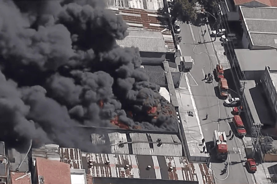 incêndio de grandes proporções atinge comércio em santo andré