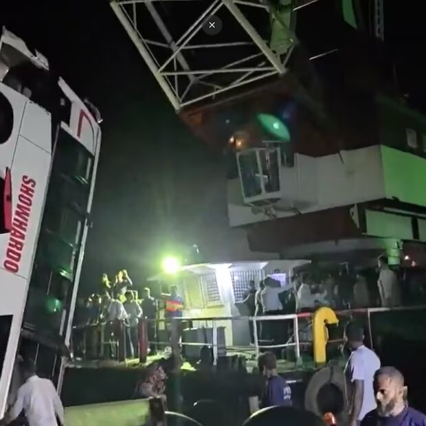 em bangladesh ônibus cai em rio no momento em que embarcava em balsa ao menos 18 morrem