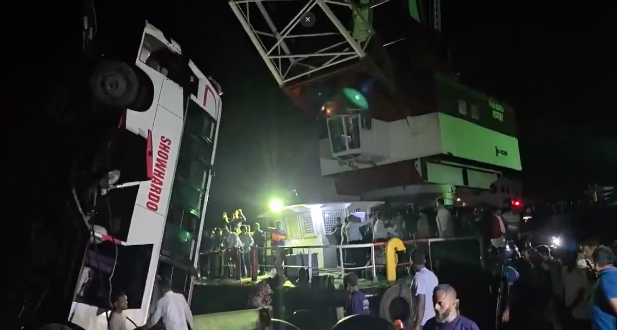 em bangladesh ônibus cai em rio no momento em que embarcava em balsa ao menos 18 morrem