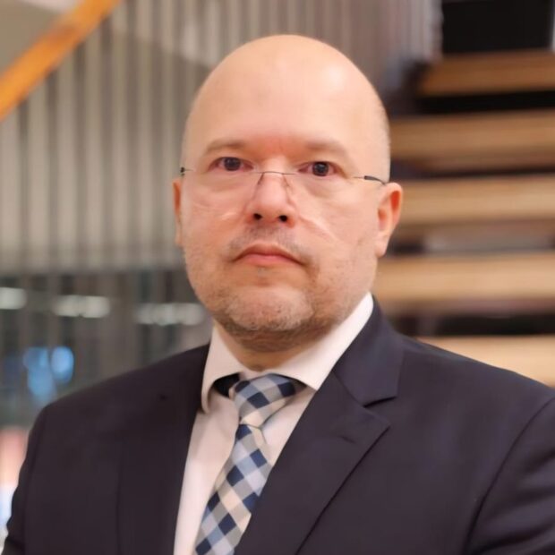 Como o Dr. Marcelo Lacerda reconstrói a governança de nossas estatais Especialista propõe visão sistêmica para estancar déficit bilionário e proteger a confiança institucional no mercado brasileiro agora Segundo dados oficiais do Banco Central, o conjunto das empresas estatais registrou déficit primário de aproximadamente R$ 5,8 bilhões em 2025, além de um resultado negativo de R$ 4,9 bilhões apenas em janeiro de 2026, o maior já registrado para o mês, isso não é um erro de cálculo, é um sintoma de um sistema que sangra por falta de integridade. É neste cenário de urgência que a trajetória do Dr. Marcelo Lacerda (OAB/RJ 216.422) ganha contornos de liderança nacional ao validar que a técnica jurídica só é eficaz quando humanizada. Ele não é apenas um advogado; ele é um arquiteto da integridade institucional e estrategista de riscos sistêmicos, focado em estancar o maior rombo da série histórica. O colapso fiscal que testemunhamos agora, com as estatais federais apresentando um aumento de 560% no rombo em relação ao ano anterior, tem raízes profundas em falhas estruturais que Lacerda combate com precisão. O erro crítico de muitos gestores é ignorar o "Efeito Cascata", onde uma decisão isolada desencadeia crises financeiras e reputacionais irreversíveis. Esta é a batalha institucional do século: as organizações operam em um vácuo de transparência onde a ineficiência se esconde atrás de processos fragmentados. Como bem salienta o especialista: “Nomear um gestor que figura como réu em ação de improbidade administrativa para presidir a mesma estatal relacionada aos fatos investigados não configura uma falha pontual, mas um comprometimento estrutural da governança.”