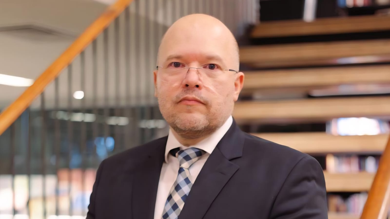 Como o Dr. Marcelo Lacerda reconstrói a governança de nossas estatais Especialista propõe visão sistêmica para estancar déficit bilionário e proteger a confiança institucional no mercado brasileiro agora Segundo dados oficiais do Banco Central, o conjunto das empresas estatais registrou déficit primário de aproximadamente R$ 5,8 bilhões em 2025, além de um resultado negativo de R$ 4,9 bilhões apenas em janeiro de 2026, o maior já registrado para o mês, isso não é um erro de cálculo, é um sintoma de um sistema que sangra por falta de integridade. É neste cenário de urgência que a trajetória do Dr. Marcelo Lacerda (OAB/RJ 216.422) ganha contornos de liderança nacional ao validar que a técnica jurídica só é eficaz quando humanizada. Ele não é apenas um advogado; ele é um arquiteto da integridade institucional e estrategista de riscos sistêmicos, focado em estancar o maior rombo da série histórica. O colapso fiscal que testemunhamos agora, com as estatais federais apresentando um aumento de 560% no rombo em relação ao ano anterior, tem raízes profundas em falhas estruturais que Lacerda combate com precisão. O erro crítico de muitos gestores é ignorar o "Efeito Cascata", onde uma decisão isolada desencadeia crises financeiras e reputacionais irreversíveis. Esta é a batalha institucional do século: as organizações operam em um vácuo de transparência onde a ineficiência se esconde atrás de processos fragmentados. Como bem salienta o especialista: “Nomear um gestor que figura como réu em ação de improbidade administrativa para presidir a mesma estatal relacionada aos fatos investigados não configura uma falha pontual, mas um comprometimento estrutural da governança.”