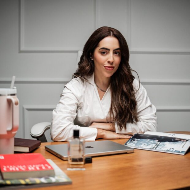 Médicos estão se tornando suas próprias marcas para crescer e se destacar no mercado Empresária e especialista em branding fala sobre a ascensão das micromarcas médicas e aponta três pilares que estão redefinindo a escolha por profissionais no Brasil Chega de acreditar que apenas o diploma na parede garante o consultório cheio: o mercado da saúde em 2026 exige que o médico deixe de ser um prestador de serviços para se tornar uma potência narrativa. A realidade nos hospitais e clínicas do Brasil não permite mais o anonimato de quem deseja a excelência, pois o paciente não busca apenas uma prescrição, mas uma conexão de valores. A era das "micromarcas médicas" chegou para separar quem detém autoridade de quem é apenas mais um nome em um catálogo de convênios. O cenário é de saturação e urgência, com o Brasil atingindo a marca histórica de mais de 600 mil médicos ativos, segundo dados da Demografia Médica. Em um ecossistema onde a oferta transborda, a diferenciação não é mais um luxo estético, mas uma estratégia de mercado indispensável para a sustentabilidade da carreira. Não se trata de vaidade digital, mas de responder ao novo comportamento de consumo, onde o "Dr. Google" deu lugar ao "Dr. Instagram" como primeira etapa da jornada de confiança do paciente. Neste contexto de transformação, surge a expertise de Sabrina Isabela, fundadora da Agência Fever e estrategista de branding para profissionais da saúde. Localizada no epicentro das decisões que moldam a nova face da medicina privada, Sabrina compreendeu que o médico moderno possui uma "embalagem" que comunica antes mesmo da primeira consulta. Ela defende que a construção de uma marca pessoal é o único caminho para o profissional que deseja migrar da dependência de plataformas de terceiros para a conquista da própria autonomia financeira e intelectual.