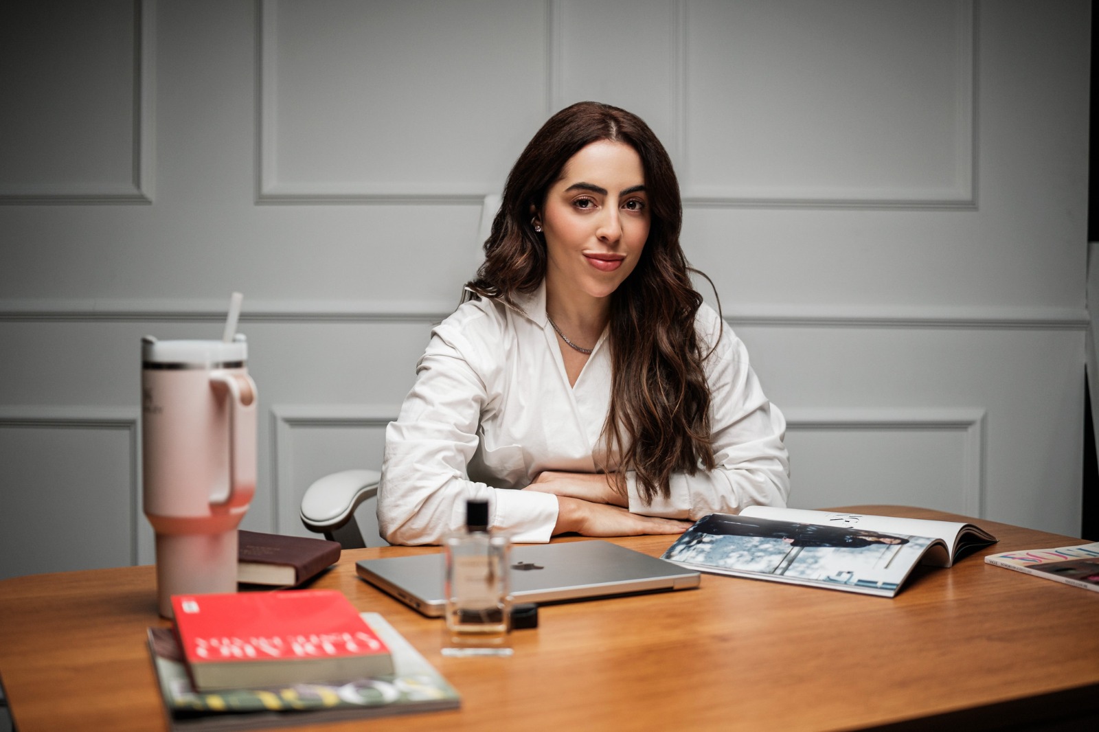 Médicos estão se tornando suas próprias marcas para crescer e se destacar no mercado Empresária e especialista em branding fala sobre a ascensão das micromarcas médicas e aponta três pilares que estão redefinindo a escolha por profissionais no Brasil Chega de acreditar que apenas o diploma na parede garante o consultório cheio: o mercado da saúde em 2026 exige que o médico deixe de ser um prestador de serviços para se tornar uma potência narrativa. A realidade nos hospitais e clínicas do Brasil não permite mais o anonimato de quem deseja a excelência, pois o paciente não busca apenas uma prescrição, mas uma conexão de valores. A era das "micromarcas médicas" chegou para separar quem detém autoridade de quem é apenas mais um nome em um catálogo de convênios. O cenário é de saturação e urgência, com o Brasil atingindo a marca histórica de mais de 600 mil médicos ativos, segundo dados da Demografia Médica. Em um ecossistema onde a oferta transborda, a diferenciação não é mais um luxo estético, mas uma estratégia de mercado indispensável para a sustentabilidade da carreira. Não se trata de vaidade digital, mas de responder ao novo comportamento de consumo, onde o "Dr. Google" deu lugar ao "Dr. Instagram" como primeira etapa da jornada de confiança do paciente. Neste contexto de transformação, surge a expertise de Sabrina Isabela, fundadora da Agência Fever e estrategista de branding para profissionais da saúde. Localizada no epicentro das decisões que moldam a nova face da medicina privada, Sabrina compreendeu que o médico moderno possui uma "embalagem" que comunica antes mesmo da primeira consulta. Ela defende que a construção de uma marca pessoal é o único caminho para o profissional que deseja migrar da dependência de plataformas de terceiros para a conquista da própria autonomia financeira e intelectual.