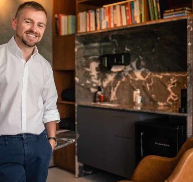 Quando a dor do médico se torna a cura do paciente Médico intensivista e portador de artrite psoriática, William Rutzen escreveu o livro "Desinflamar para viver melhor" para quem deseja assumir o protagonismo de sua própria saúde No cenário atual, onde cerca de 10% da população mundial enfrenta o labirinto das patologias autoimunes, a medicina tradicional muitas vezes foca apenas no sintoma, negligenciando a potência do estilo de vida. O que vemos hoje é um exército de pacientes que, por falta de orientação estratégica, acabam limitados a tratamentos paliativos. Como bem define o médico intensivista Dr. William Rutzen, muitos vivem em um ciclo de passividade: “Aceitava os tratamentos passivamente, e fazia tudo o que era sugerido, mas nunca nada além disso. Terceirizava a minha a saúde”, revela o especialista, expondo uma ferida comum a milhões de brasileiros. A inflamação crônica é o mal silencioso do século XXI, agindo como um verdadeiro campo de batalha onde o sistema imunológico, confuso, ataca o próprio organismo. Dados globais reforçam que hábitos da vida contemporânea, do sono negligenciado ao consumo desenfreado de carboidratos refinados, funcionam como combustível para esse fogo interno. É nesse contexto de urgência metabólica que surge uma voz de autoridade fundamentada não apenas em artigos científicos, mas na pele de quem sentiu o peso da limitação física e decidiu que o "padrão" não era o suficiente. O Dr. William Rutzen, acostumado ao rigor das UTIs, viveu o paradoxo de salvar vidas enquanto perdia a sua qualidade funcional. Portador de artrite psoriática desde os 24 anos, ele viu suas articulações travarem a ponto de não conseguir carregar o próprio filho recém-nascido no colo. Foi esse choque emocional que transformou o médico passivo em um estrategista da própria biologia. Ao entender que a dor era um sinal de desequilíbrio sistêmico, ele tomou a decisão que mudaria seu destino: “Naquele momento, tomei uma decisão irrevogável e decidi assumir de uma vez por todas o protagonismo do meu caso.” salientou Rutzen.