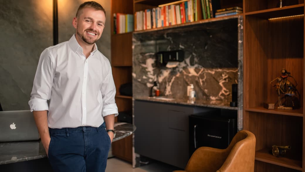 Quando a dor do médico se torna a cura do paciente Médico intensivista e portador de artrite psoriática, William Rutzen escreveu o livro "Desinflamar para viver melhor" para quem deseja assumir o protagonismo de sua própria saúde No cenário atual, onde cerca de 10% da população mundial enfrenta o labirinto das patologias autoimunes, a medicina tradicional muitas vezes foca apenas no sintoma, negligenciando a potência do estilo de vida. O que vemos hoje é um exército de pacientes que, por falta de orientação estratégica, acabam limitados a tratamentos paliativos. Como bem define o médico intensivista Dr. William Rutzen, muitos vivem em um ciclo de passividade: “Aceitava os tratamentos passivamente, e fazia tudo o que era sugerido, mas nunca nada além disso. Terceirizava a minha a saúde”, revela o especialista, expondo uma ferida comum a milhões de brasileiros. A inflamação crônica é o mal silencioso do século XXI, agindo como um verdadeiro campo de batalha onde o sistema imunológico, confuso, ataca o próprio organismo. Dados globais reforçam que hábitos da vida contemporânea, do sono negligenciado ao consumo desenfreado de carboidratos refinados, funcionam como combustível para esse fogo interno. É nesse contexto de urgência metabólica que surge uma voz de autoridade fundamentada não apenas em artigos científicos, mas na pele de quem sentiu o peso da limitação física e decidiu que o "padrão" não era o suficiente. O Dr. William Rutzen, acostumado ao rigor das UTIs, viveu o paradoxo de salvar vidas enquanto perdia a sua qualidade funcional. Portador de artrite psoriática desde os 24 anos, ele viu suas articulações travarem a ponto de não conseguir carregar o próprio filho recém-nascido no colo. Foi esse choque emocional que transformou o médico passivo em um estrategista da própria biologia. Ao entender que a dor era um sinal de desequilíbrio sistêmico, ele tomou a decisão que mudaria seu destino: “Naquele momento, tomei uma decisão irrevogável e decidi assumir de uma vez por todas o protagonismo do meu caso.” salientou Rutzen.