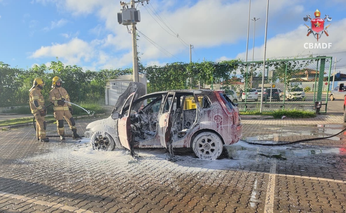 Carro pega fogo em estacionamento de UPA em Vicente Pires