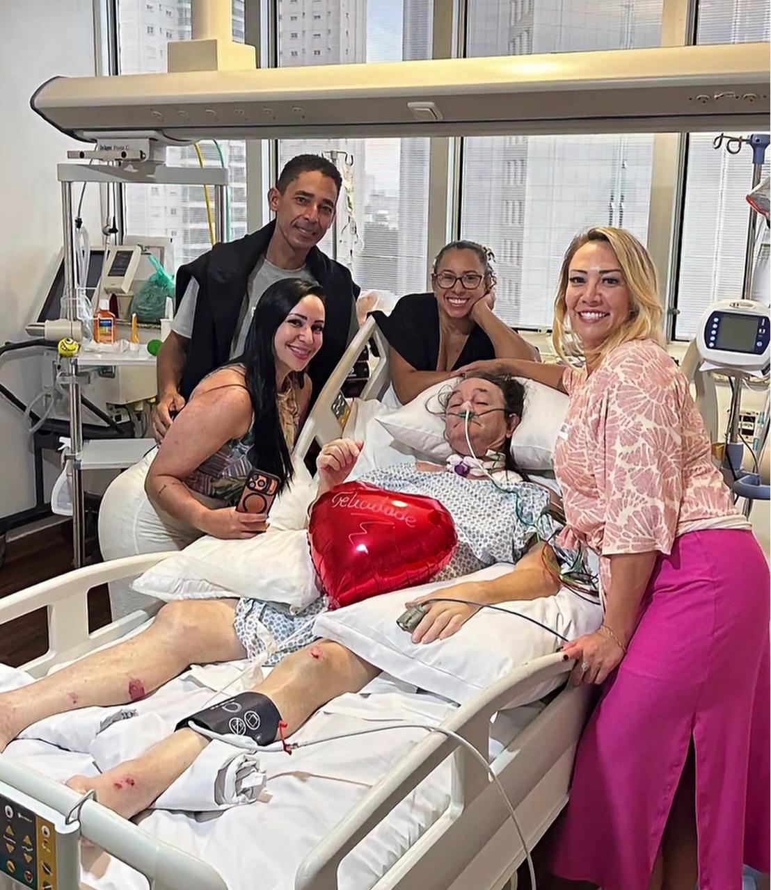 Marquito aparece pela 1ª vez após acidente grave e celebra 66 anos no hospital