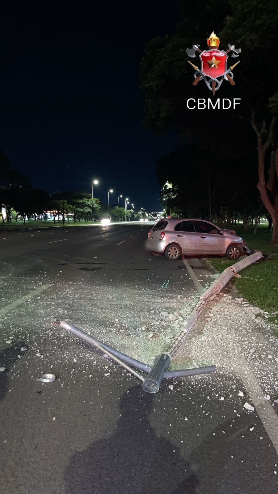 Veículo bate em poste no Eixão Norte