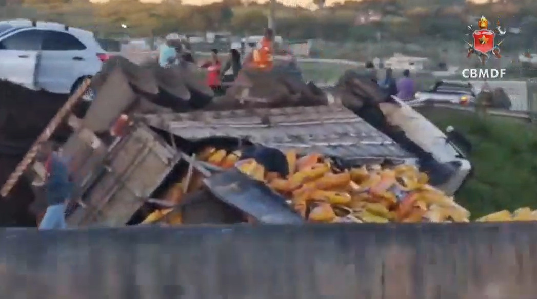 Carreta perde controle e provoca engavetamento com 13 veículos na BR-020, no DF