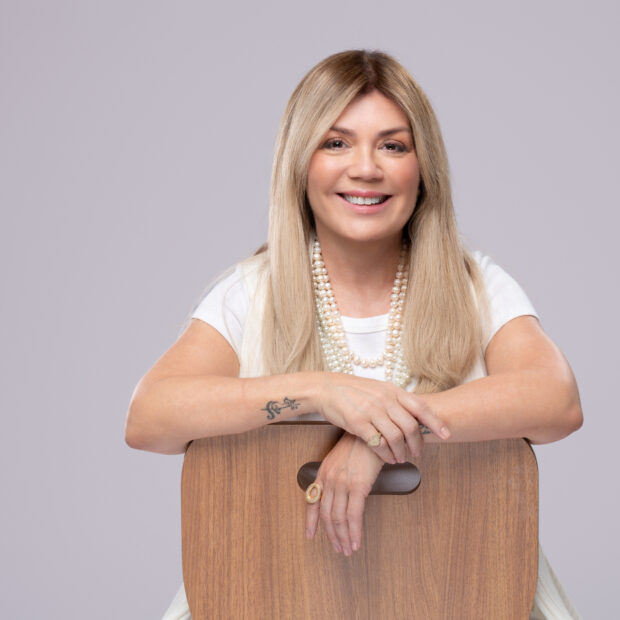 Hérika Skaff e a nova era da gestão na alta gastronomia A estratégia que transforma cozinhas vulneráveis em máquinas de lucro com alta performance e sustentabilidade O cenário da gastronomia premium no Brasil não aceita mais o amadorismo mascarado de talento. Chega de comemoração passiva: a sobrevivência no setor exige uma transição imediata do romantismo culinário para a precisão cirúrgica da gestão executiva. O mercado não perdoa quem foca apenas no menu enquanto as cifras se perdem em estoques mal geridos; a alta gastronomia só prospera se for, antes de tudo, um negócio de alta performance. Dados alarmantes do setor de alimentação fora do lar indicam que a gestão inadequada do CMV (Custo de Mercadoria Vendida) ainda é o carrasco de 35% dos novos empreendimentos de luxo nos primeiros dois anos. No Brasil, onde a volatilidade dos insumos e a carga tributária sufocam as margens, a diferença entre o sucesso e a falência reside na leitura estratégica de dados em tempo real. Não se trata apenas de servir bem, mas de sustentar a operação com rentabilidade real e processos inegociáveis. É neste cenário de alta complexidade que o nome de Hérika Skaff se consolida como uma referência técnica indispensável. Sua autoridade não nasce apenas no dólmã, mas em anos de vivência no rigoroso setor corporativo de multinacionais, o que lhe confere uma visão de 360 graus sobre o que significa, de fato, gerir uma operação complexa. Com formação pelo Instituto Franco-Brasileiro e o DNA técnico da escola de Paul Bocuse, Hérika elevou o patamar do setor ao tornar-se sócia da Fábrica de Chefs, liderando ao lado de Hugo Grassi a profissionalização do maior ecossistema gastronômico do país.