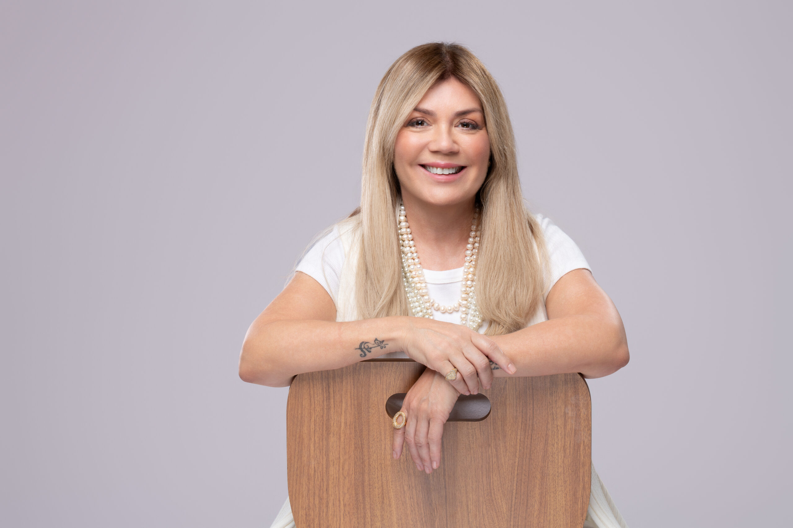 Hérika Skaff e a nova era da gestão na alta gastronomia A estratégia que transforma cozinhas vulneráveis em máquinas de lucro com alta performance e sustentabilidade O cenário da gastronomia premium no Brasil não aceita mais o amadorismo mascarado de talento. Chega de comemoração passiva: a sobrevivência no setor exige uma transição imediata do romantismo culinário para a precisão cirúrgica da gestão executiva. O mercado não perdoa quem foca apenas no menu enquanto as cifras se perdem em estoques mal geridos; a alta gastronomia só prospera se for, antes de tudo, um negócio de alta performance. Dados alarmantes do setor de alimentação fora do lar indicam que a gestão inadequada do CMV (Custo de Mercadoria Vendida) ainda é o carrasco de 35% dos novos empreendimentos de luxo nos primeiros dois anos. No Brasil, onde a volatilidade dos insumos e a carga tributária sufocam as margens, a diferença entre o sucesso e a falência reside na leitura estratégica de dados em tempo real. Não se trata apenas de servir bem, mas de sustentar a operação com rentabilidade real e processos inegociáveis. É neste cenário de alta complexidade que o nome de Hérika Skaff se consolida como uma referência técnica indispensável. Sua autoridade não nasce apenas no dólmã, mas em anos de vivência no rigoroso setor corporativo de multinacionais, o que lhe confere uma visão de 360 graus sobre o que significa, de fato, gerir uma operação complexa. Com formação pelo Instituto Franco-Brasileiro e o DNA técnico da escola de Paul Bocuse, Hérika elevou o patamar do setor ao tornar-se sócia da Fábrica de Chefs, liderando ao lado de Hugo Grassi a profissionalização do maior ecossistema gastronômico do país.