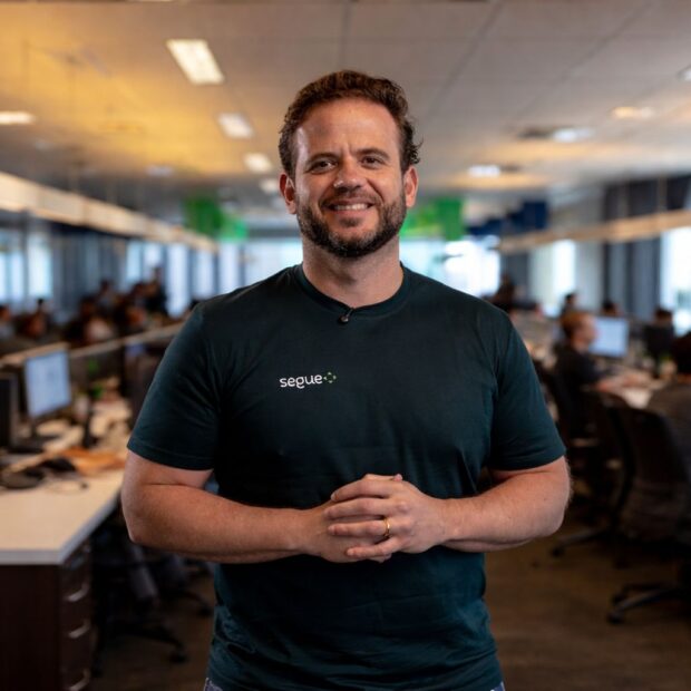 Rafael Sousa: 81 milhões de inadimplentes exigem crédito com propósito Empreendedor do setor financeiro avalia que recorde recente de negativação exige mais planejamento e novas formas de acesso responsável ao crédito O Brasil acorda com um nó na garganta que os números não conseguem mais esconder: 81,3 milhões de brasileiros estão oficialmente no vermelho. Não estamos falando de um simples deslize estatístico, mas de um colapso silencioso que acontece agora, dentro da mesa de jantar das famílias. Chega de tratar a inadimplência como uma "fase difícil"; o que vivemos é o esgotamento brutal de um modelo de consumo que vendeu facilidades e entregou uma prisão de juros impagáveis. O mapa da inadimplência nacional revela uma cicatriz profunda, onde cada cidadão negativado carrega, em média, um fardo de R$ 4.898,00 pulverizado entre diversos credores. Esse endividamento fragmentado é uma armadilha matemática perversa: o brasileiro não deve apenas ao banco, ele deve à própria subsistência, comprometendo o almoço para pagar o jantar. Com os juros em patamares que sufocam qualquer planejamento, o crédito deixou de ser uma alavanca de crescimento para se tornar um respirador artificial de curtíssimo prazo. No epicentro dessa tempestade, Rafael Sousa, CEO da Segui Cred , estrategista financeiro e empreendedor com olhar aguçado para o mercado, decidiu que era hora de mudar a regra do jogo. Atuando diretamente na concessão de crédito, Rafael não enxerga apenas CPFs ou scores de risco; ele lê a urgência de quem busca o recurso para manter a luz acesa ou o pequeno negócio funcionando. Sua motivação é clara: o setor financeiro perdeu a alma ao ignorar a capacidade real de fôlego de quem está na ponta, e ele está aqui para resgatar essa lógica humana.