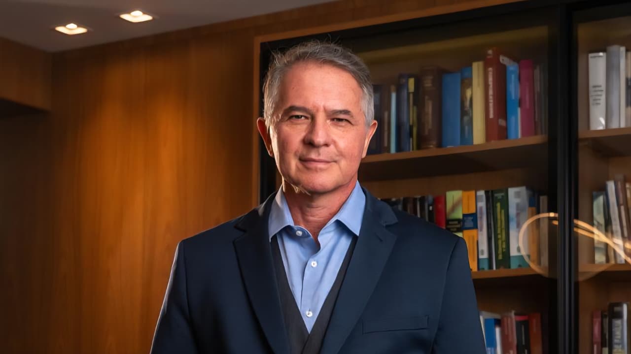 Planejando expansão global? Entenda como a inteligência tributária e o planejamento fiscal entre Brasil e EUA evitam a bitributação, com análise do especialista Isar Marcelo Galbinski.