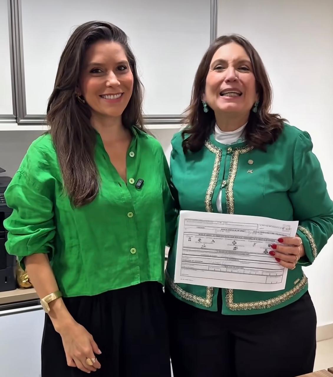 Julia Lucy está de volta