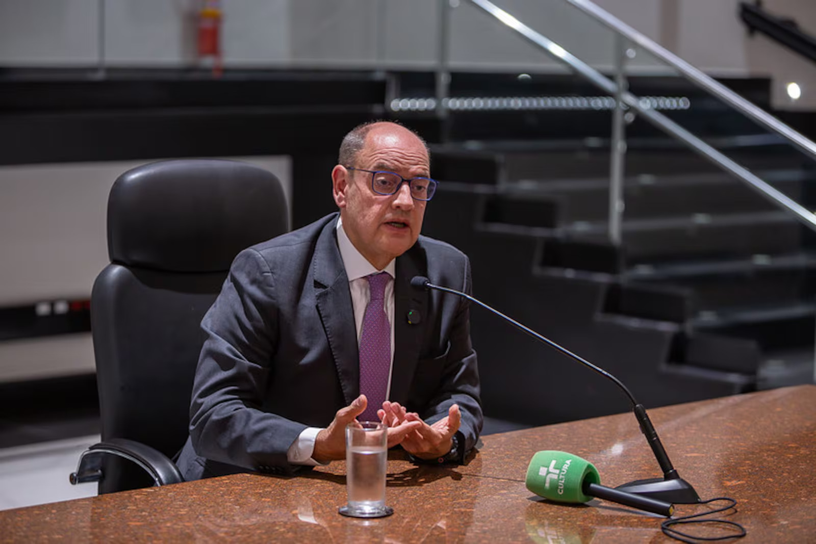 Governador interino do RJ exonera aliados de Castro e nomeia ex-integrante da gestão Paes