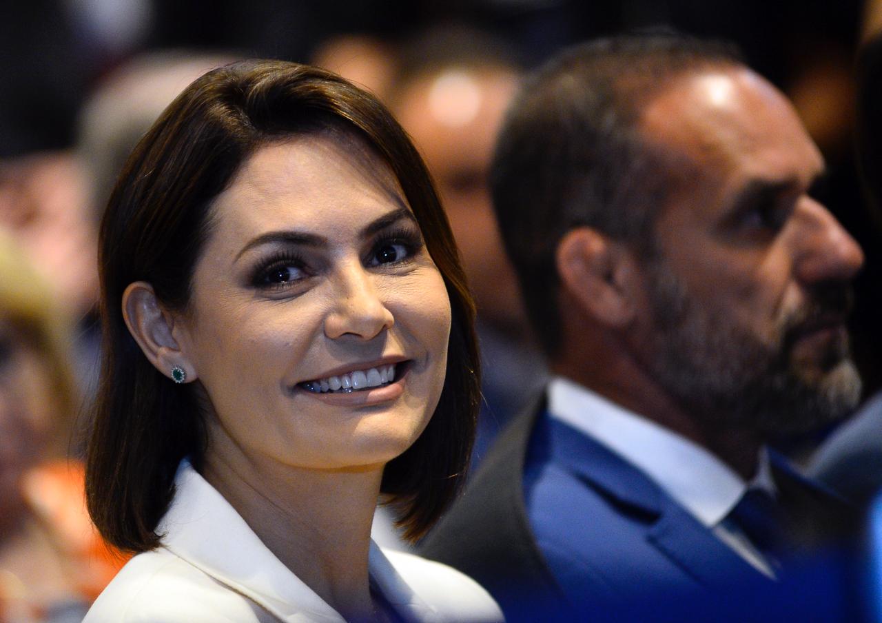 Michelle diz que ajudará campanha de Flávio Bolsonaro no ‘mo