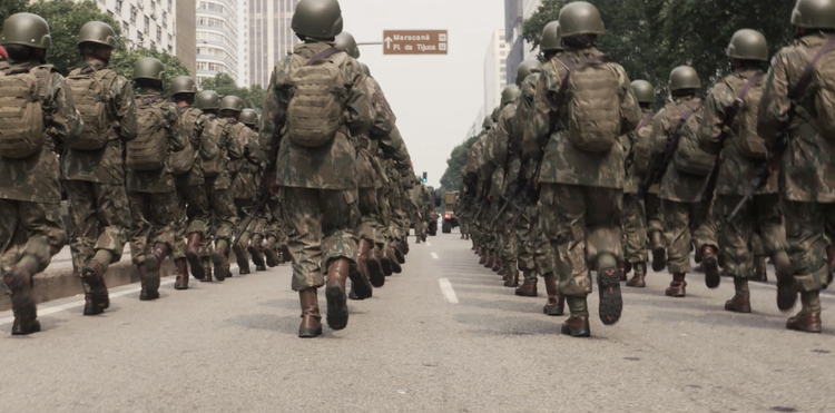 Cheiro de Diesel estreia nos cinemas e revisita marcas da militarização nas favelas do Rio