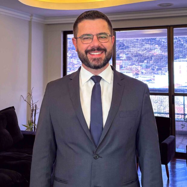 Descrição: O Dr. Daniel Rocha Rodrigues revela como vencer o burnout financeiro e a insolvência empresarial através de uma consultoria humanizada que protege o CPF e o CNPJ.