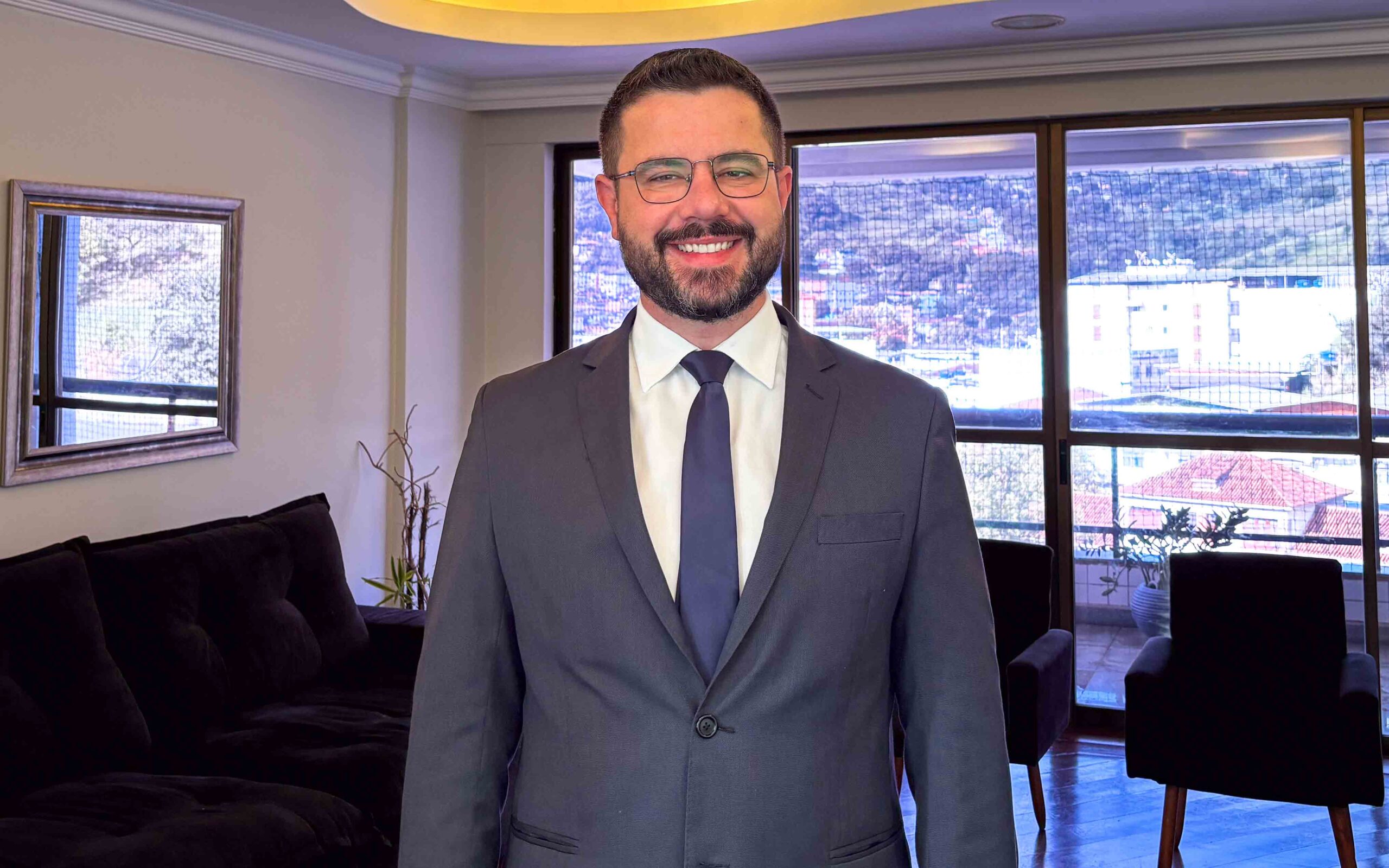 Descrição: O Dr. Daniel Rocha Rodrigues revela como vencer o burnout financeiro e a insolvência empresarial através de uma consultoria humanizada que protege o CPF e o CNPJ.