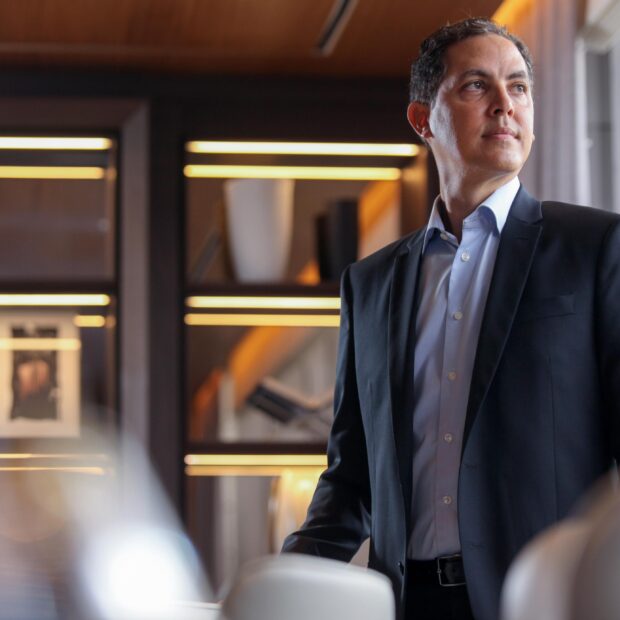 Ernesto Chayo e a nova arquitetura do crédito brasileiro Esqueça a corrida pelo lucro imediato que dominou as manchetes da última década; o mercado financeiro de 2026 cobra um pedágio muito mais caro e raro: o da maturidade estratégica. Em um cenário onde algoritmos tentam prever o amanhã, o valor real reside naqueles que já atravessaram tempestades e sabem que a prosperidade não se mede pela velocidade do ganho, mas pela consistência do legado. O momento exige uma leitura que vá além das planilhas, priorizando o "feeling" de quem entende que o tempo é, de fato, o ativo mais escasso e valioso de qualquer carteira. Dados recentes do setor indicam que o mercado de capitais brasileiro atingiu um nível de sofisticação sem precedentes, com o volume de emissões de FIDCs e debêntures superando as expectativas mais otimistas deste primeiro semestre. Hoje, o crédito privado não é mais apenas uma alternativa ao sistema bancário tradicional, mas o verdadeiro pulmão que sustenta a expansão das empresas que buscam independência e estruturas de capital sob medida. Essa descentralização financeira exige nomes que ofereçam mais do que capital: exige confiança lastreada em décadas de atuação impecável. Formado pela Babson College, em Boston, e forjado por três décadas de decisões críticas no Banco Safra e na ASA Investments, Ernesto Chayo personifica essa autoridade necessária no tabuleiro financeiro. Sua trajetória não é feita de saltos oportunistas, mas de uma construção sólida iniciada nos anos 90, consolidada através da confiança direta de Joseph Safra. "Aprendi que a preservação de capital é o primeiro passo para qualquer crescimento sustentável; sem segurança, o lucro é apenas um número passageiro que o mercado retoma na primeira crise", afirma Chayo, trazendo para sua nova fase o rigor de uma escola que prioriza o patrimônio sobre o imediatismo.