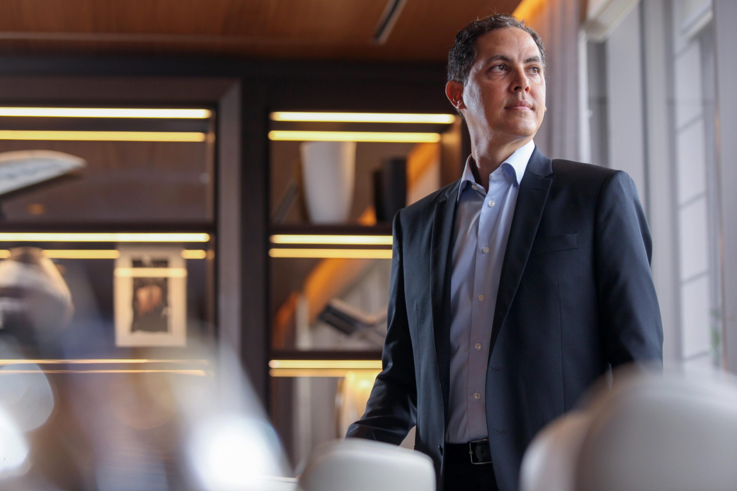 Ernesto Chayo e a nova arquitetura do crédito brasileiro Esqueça a corrida pelo lucro imediato que dominou as manchetes da última década; o mercado financeiro de 2026 cobra um pedágio muito mais caro e raro: o da maturidade estratégica. Em um cenário onde algoritmos tentam prever o amanhã, o valor real reside naqueles que já atravessaram tempestades e sabem que a prosperidade não se mede pela velocidade do ganho, mas pela consistência do legado. O momento exige uma leitura que vá além das planilhas, priorizando o "feeling" de quem entende que o tempo é, de fato, o ativo mais escasso e valioso de qualquer carteira. Dados recentes do setor indicam que o mercado de capitais brasileiro atingiu um nível de sofisticação sem precedentes, com o volume de emissões de FIDCs e debêntures superando as expectativas mais otimistas deste primeiro semestre. Hoje, o crédito privado não é mais apenas uma alternativa ao sistema bancário tradicional, mas o verdadeiro pulmão que sustenta a expansão das empresas que buscam independência e estruturas de capital sob medida. Essa descentralização financeira exige nomes que ofereçam mais do que capital: exige confiança lastreada em décadas de atuação impecável. Formado pela Babson College, em Boston, e forjado por três décadas de decisões críticas no Banco Safra e na ASA Investments, Ernesto Chayo personifica essa autoridade necessária no tabuleiro financeiro. Sua trajetória não é feita de saltos oportunistas, mas de uma construção sólida iniciada nos anos 90, consolidada através da confiança direta de Joseph Safra. "Aprendi que a preservação de capital é o primeiro passo para qualquer crescimento sustentável; sem segurança, o lucro é apenas um número passageiro que o mercado retoma na primeira crise", afirma Chayo, trazendo para sua nova fase o rigor de uma escola que prioriza o patrimônio sobre o imediatismo.