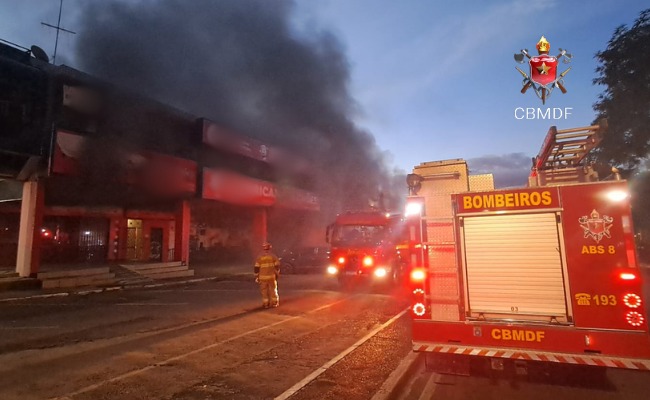 Incêndio atinge loja de eletrônicos na Asa Norte