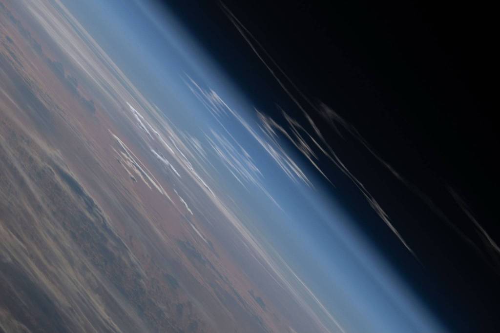 Da estação espacial, astronauta da Nasa fotografa rastro de foguete da Artemis 2