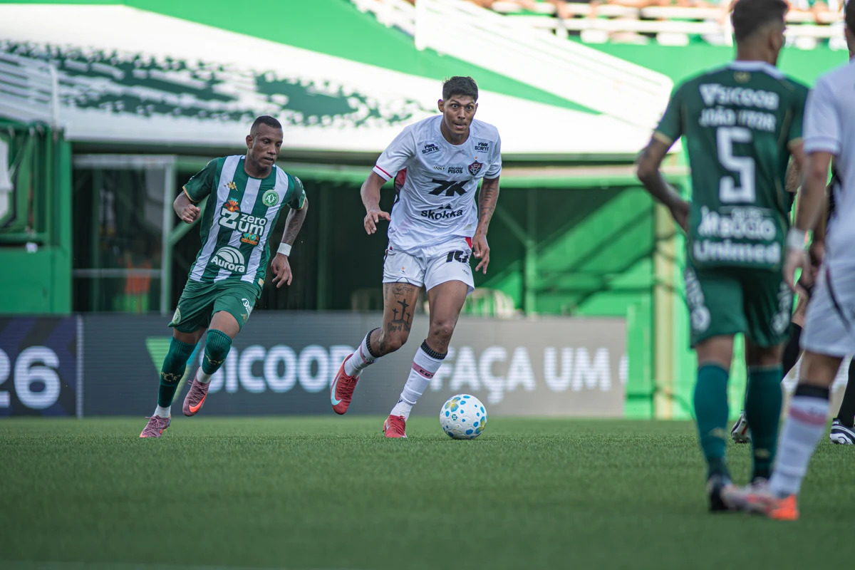 Vitória segura pressão com um a menos e empata com a Chapecoense na Arena Condá
