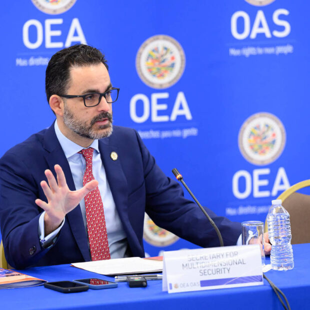 facções criminosas fazem aliança com máfias internacionais e diversificam negócio, diz secretário da oea