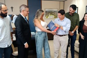 Entrega da primeira escritura de Vicente Pires. Foto: Suzano Almeida