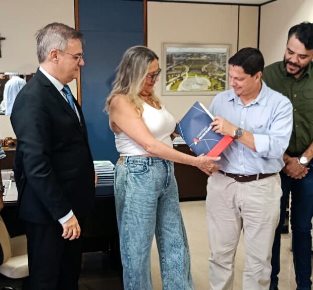 Entrega da primeira escritura de Vicente Pires. Foto: Suzano Almeida